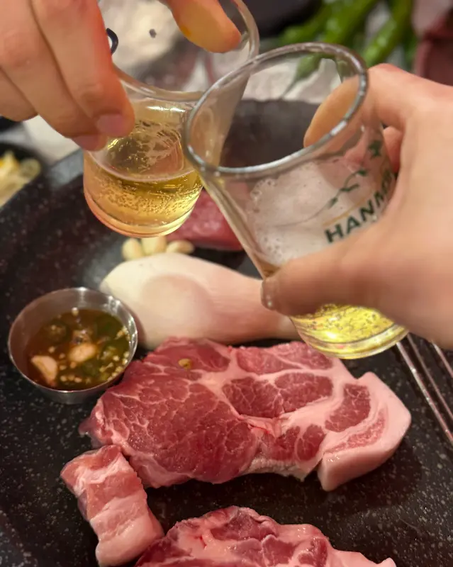 술잔을 부딪히며 건배하는 모습