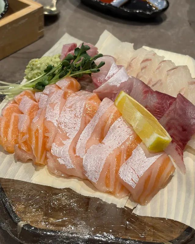 신선한 회와 곁들임 음식