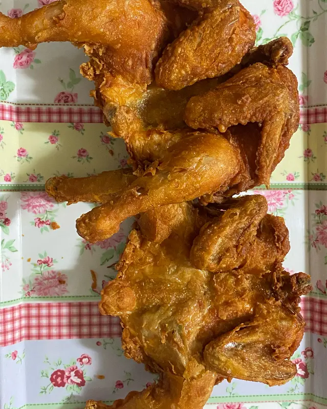 노릇하게 튀겨진 옛날 통닭