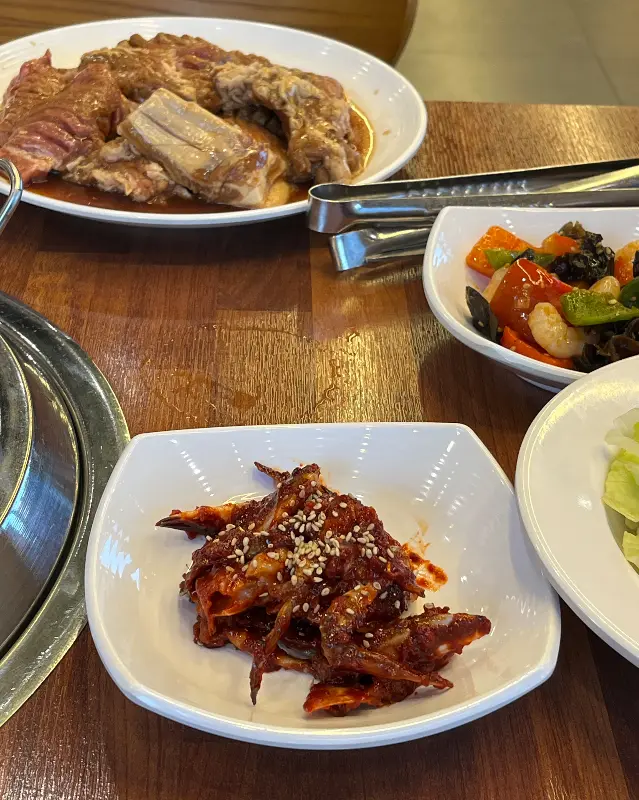 솔가숯불갈비의 다양한 밑반찬