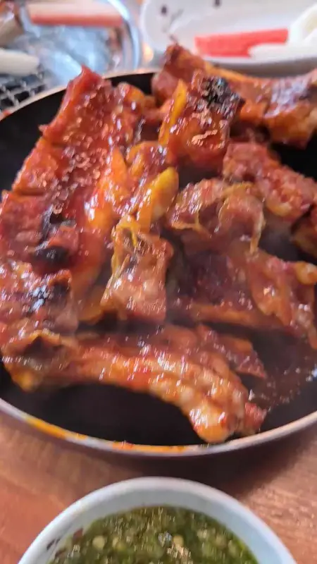 매콤한 양념이 듬뿍 발린 매운 쪽갈비