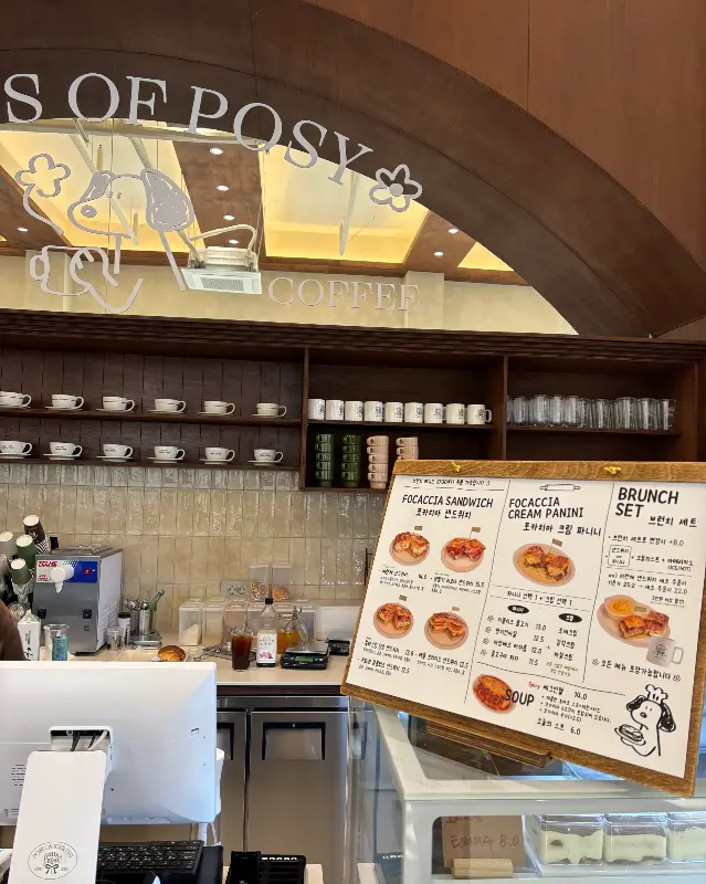 다양한 메뉴를 소개하는 메뉴판