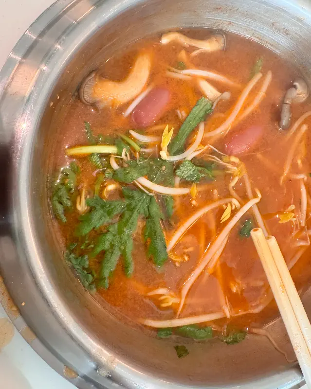 마라 육수에 야채를 넣어 끓인 모습