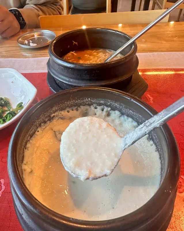 따뜻한 콩비지와 얼큰한 찌개