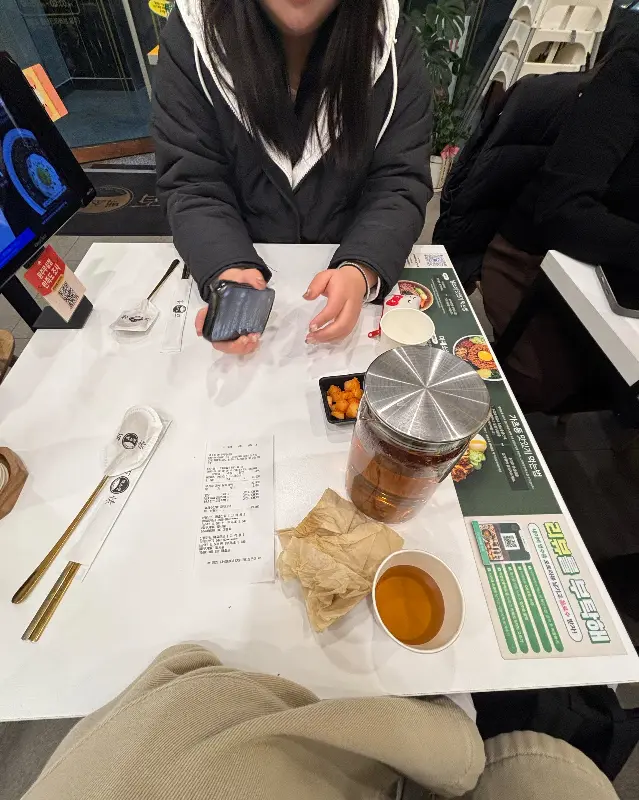 테이블 위에 놓인 식기류와 메뉴판