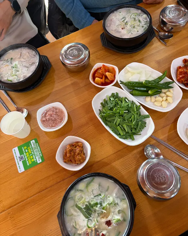 푸짐한 돼지국밥 한 상 차림