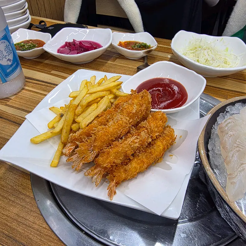 갓 튀겨져 나온 새우튀김과 감자튀김