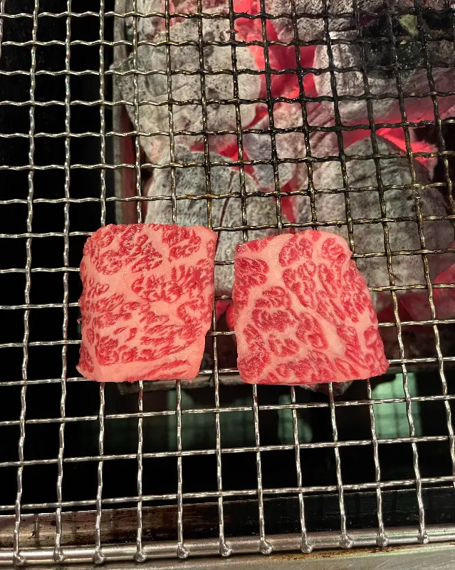 숯불 위에서 익어가는 소고기