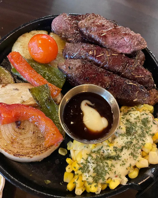 스테이크와 함께 구운 맛있는 야채들