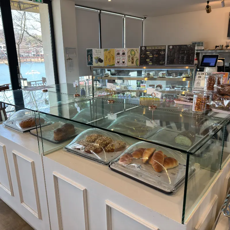 다양한 종류의 빵과 케이크가 진열된 쇼케이스