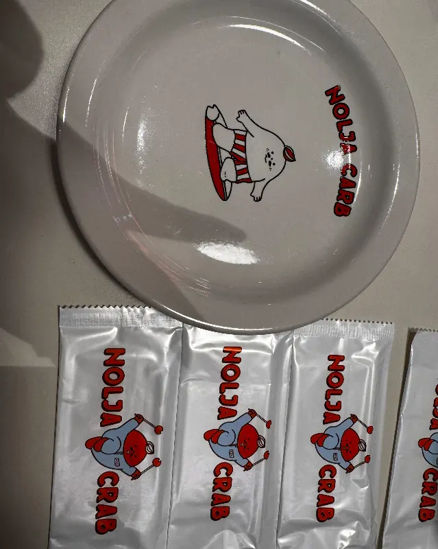 놀자대게 캐릭터가 그려진 접시