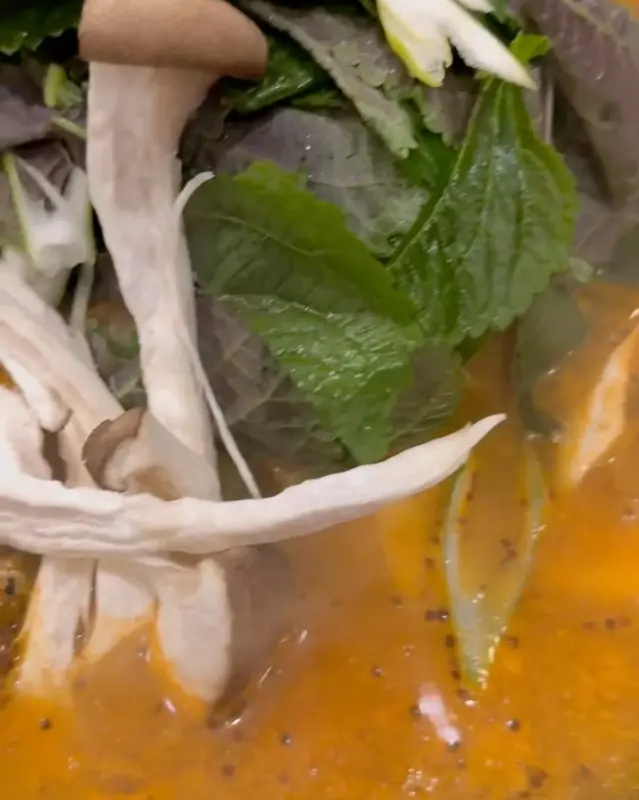 순대, 깻잎, 버섯 등 푸짐한 재료가 들어간 순대 전골