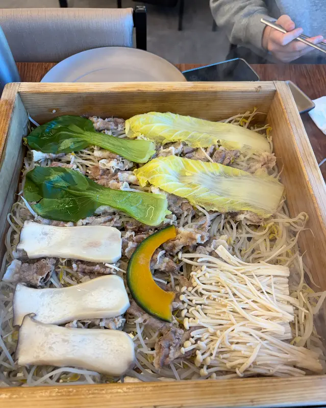 편백찜 재료를 들어올리는 모습