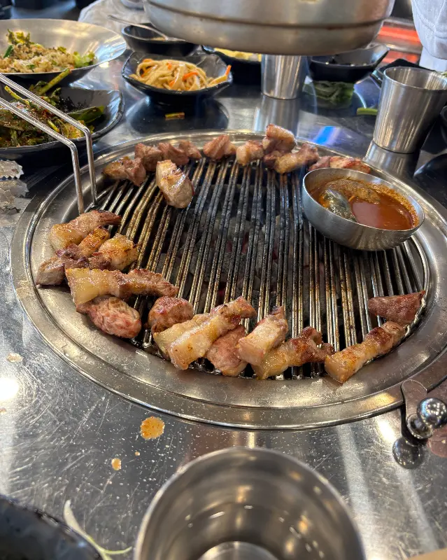 흑돼지와 함께 제공되는 다양한 곁들임 반찬