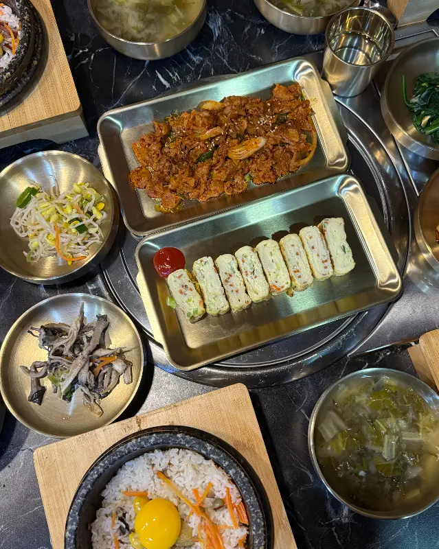 영양돌솥밥 정식과 떡갈비 정식 한 상 차림