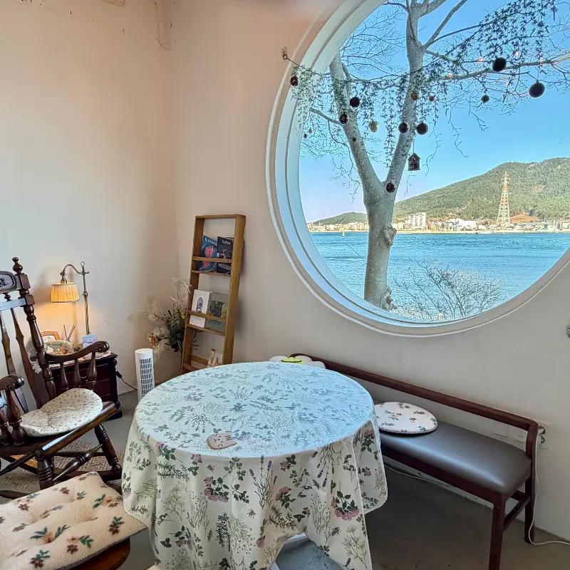 둥근 창문이 있는 아늑한 공간