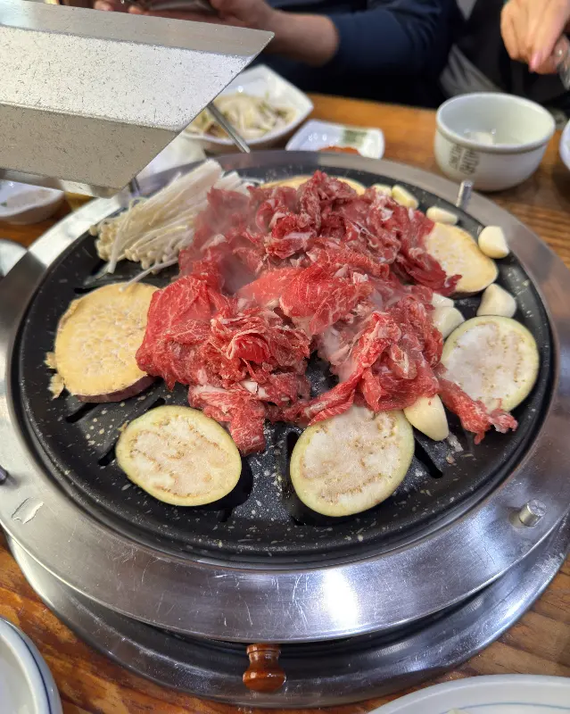 숯불 위에서 익어가는 한우와 채소