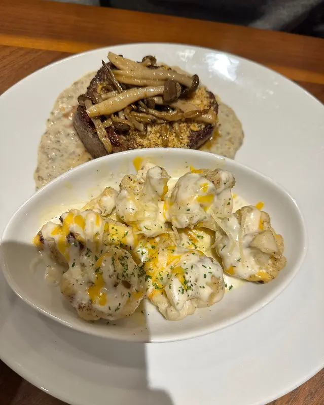 스테이크와 함께 치즈가 곁들여진 메뉴