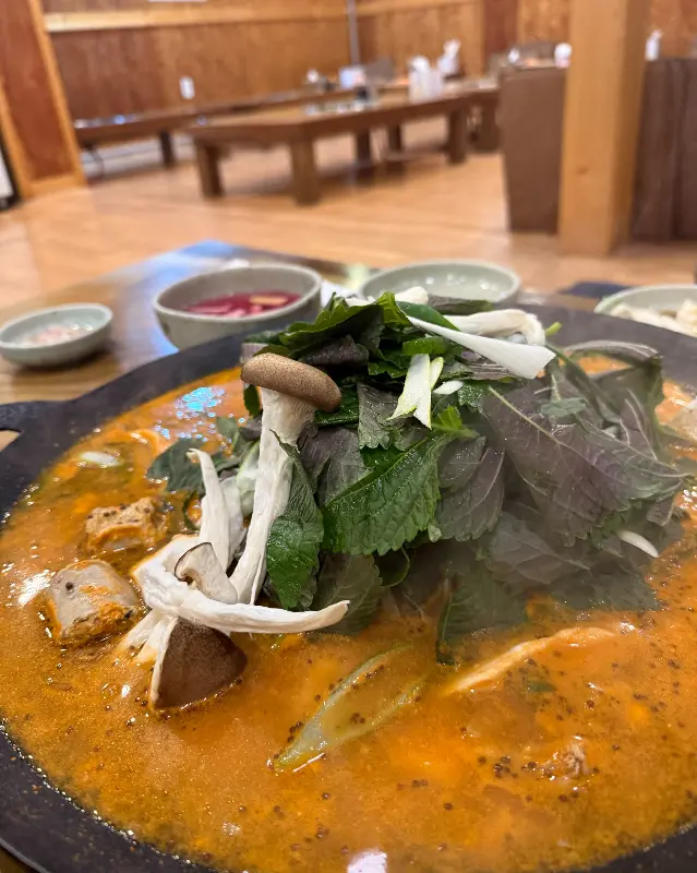 테이블에 놓인 푸짐한 순대 전골