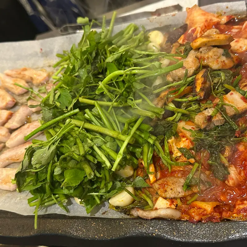 미나리, 김치, 삼겹살의 환상적인 조합