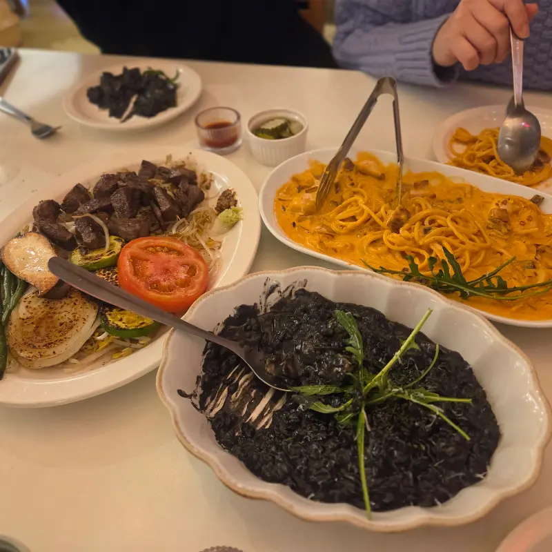 다양한 메뉴를 즐기는 손님들의 모습