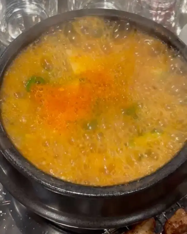 보글보글 끓는 된장찌개 짜글이