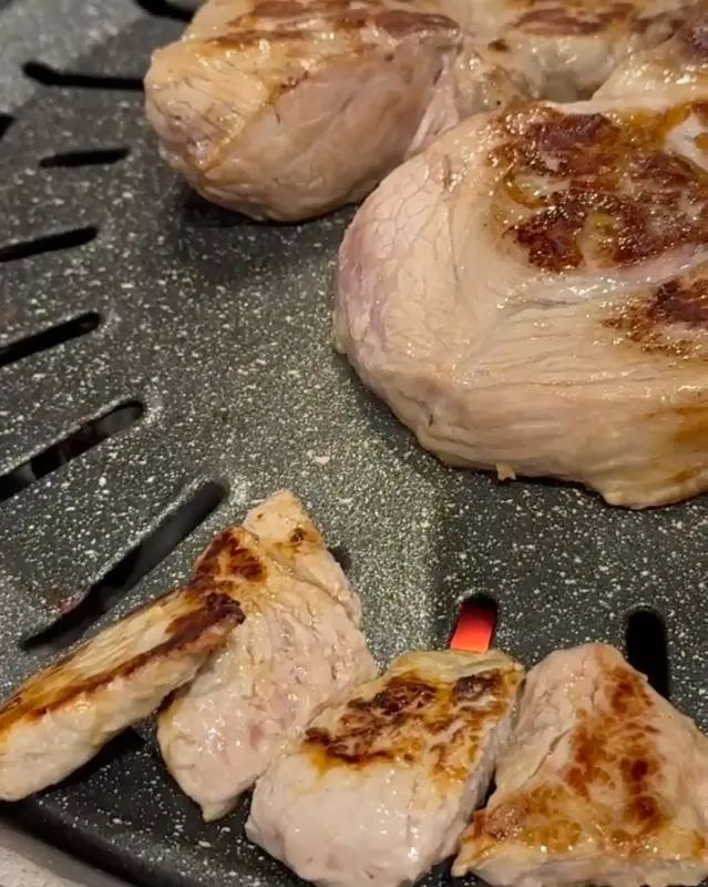 숯불 위에 올려진 큼지막한 목살