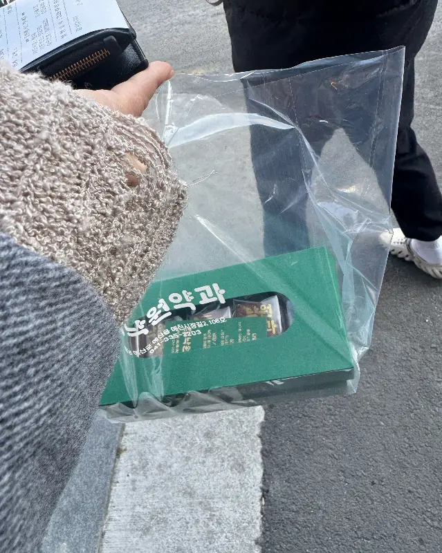 포장된 낙원약과를 들고 있는 모습