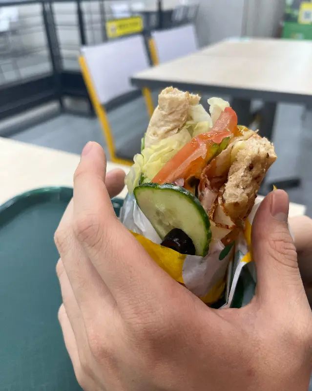 손에 들린 샌드위치