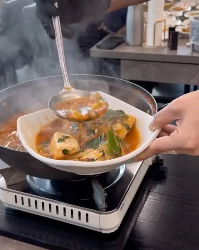 가자미찌개를 그릇에 담는 모습