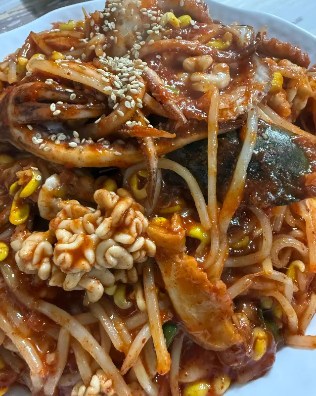 해물찜에 들어간 신선한 해산물 클로즈업