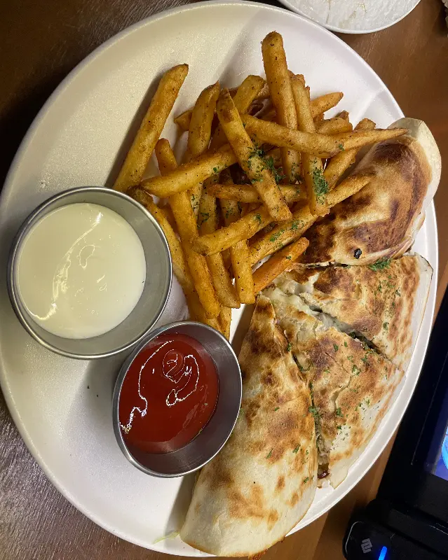 퀘사디아와 감자튀김