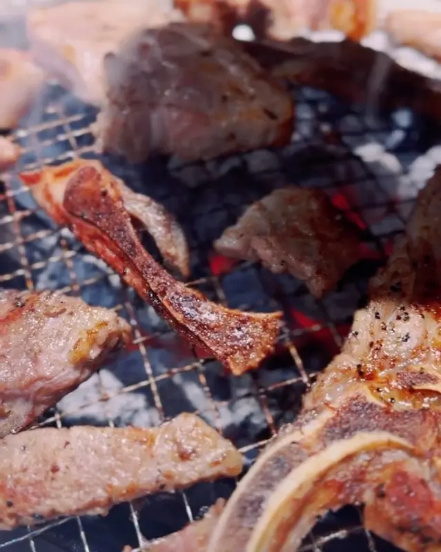 숯불 위에서 노릇하게 익어가는 고기