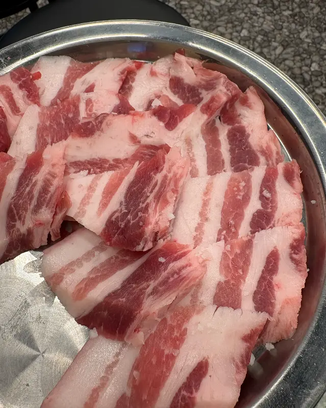 선홍빛 삼겹살 사시미의 신선한 모습