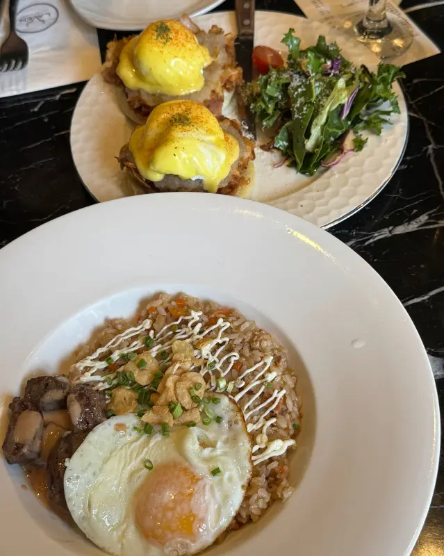 에그 베네딕트와 스테이크 덮밥