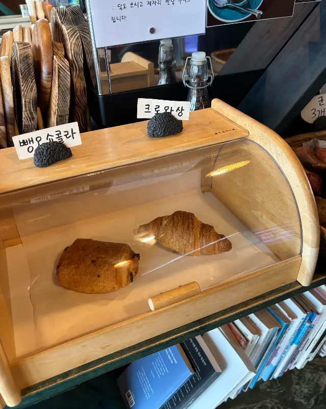 쇼케이스 안에 진열된 크로와상과 뺑오 쇼콜라