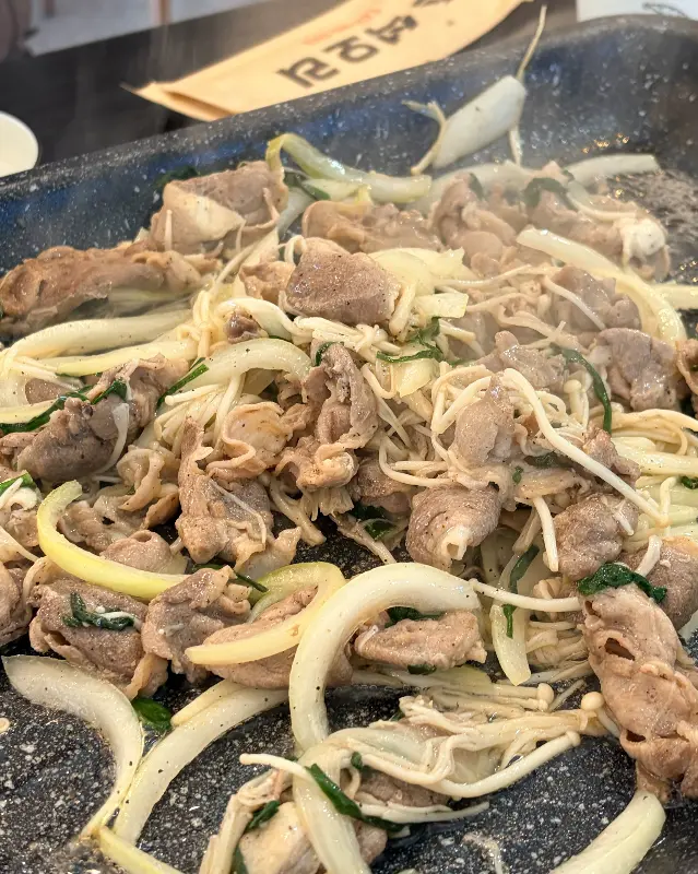 불판 위에서 맛있게 익어가는 오리 불고기