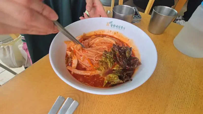 매콤한 양념이 침샘을 자극하는 비빔국수