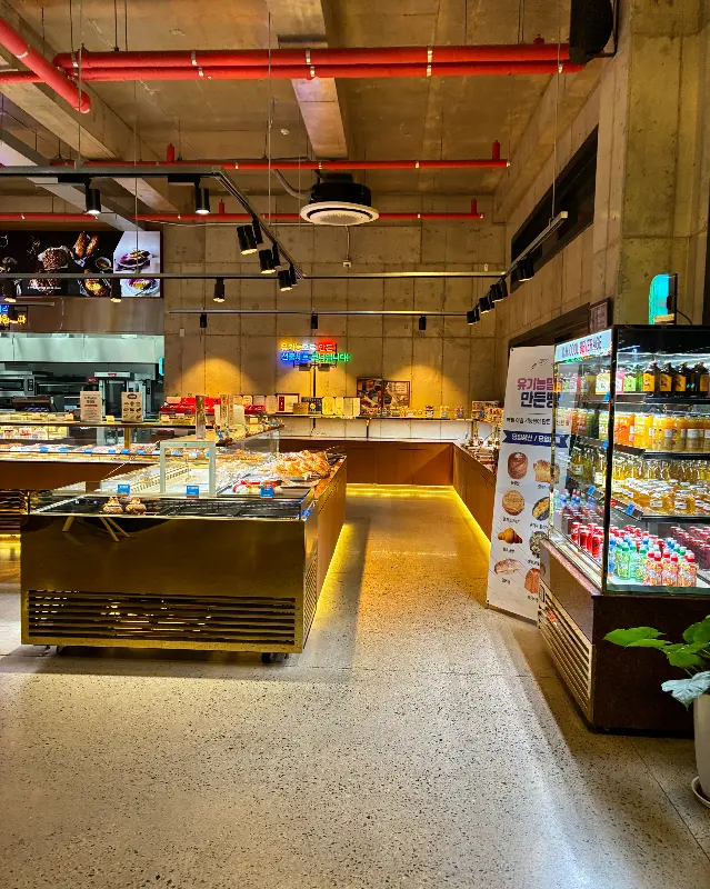 다양한 빵이 진열된 쇼케이스