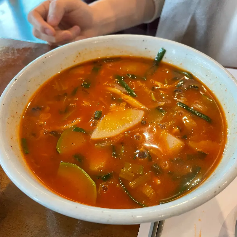 보기만 해도 얼큰함이 느껴지는 매운 칼국수