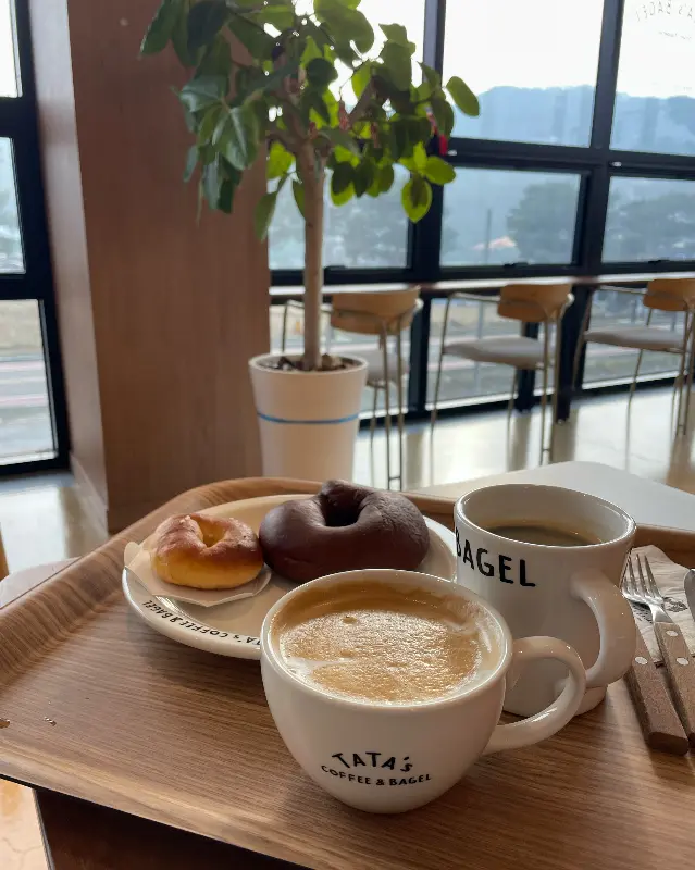 다양한 베이글과 커피의 조화