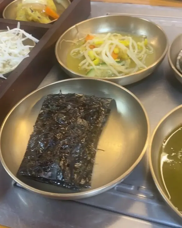 다양한 밑반찬이 담긴 놋그릇