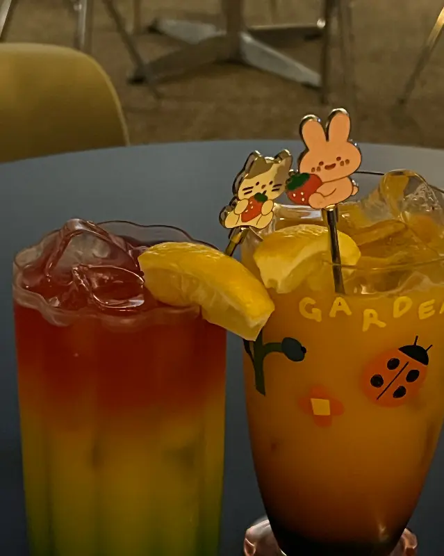 귀여운 그림이 그려진 칵테일 잔