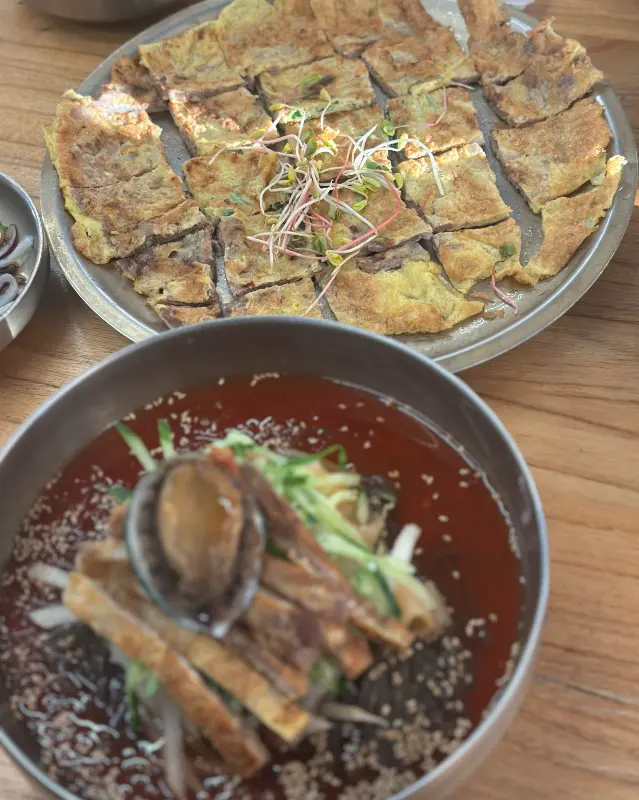 전복이 올라간 냉면