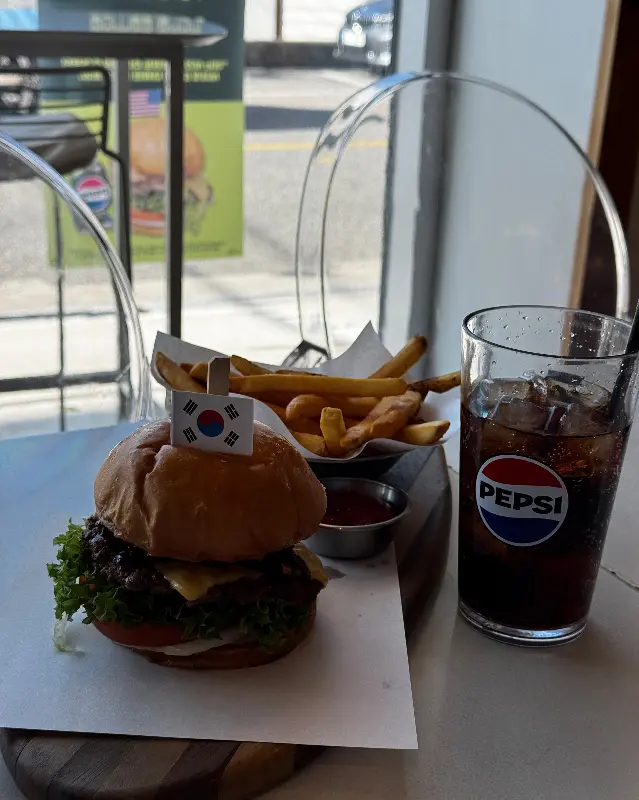 창밖으로 보이는 푸른 바다가 인상적인 버거월드