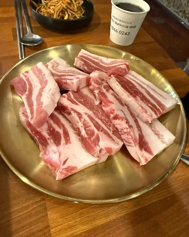 금색 접시에 담겨 나온 두툼한 삼겹살