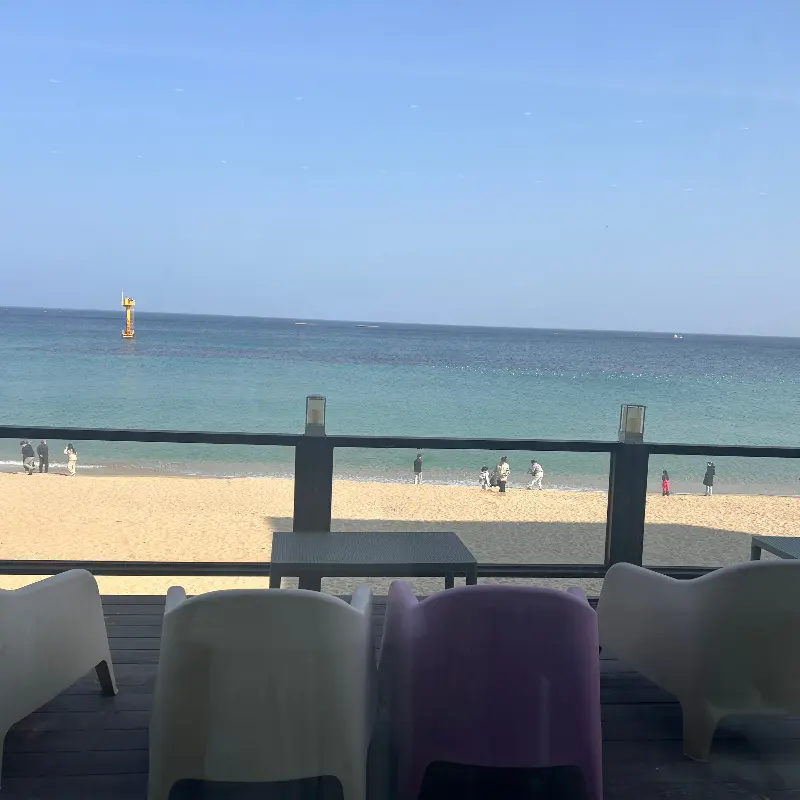 카페 테라스에서 바라본 바다