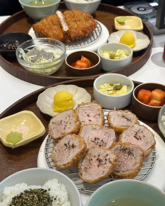 정갈하게 차려진 돈까스 한 상 차림