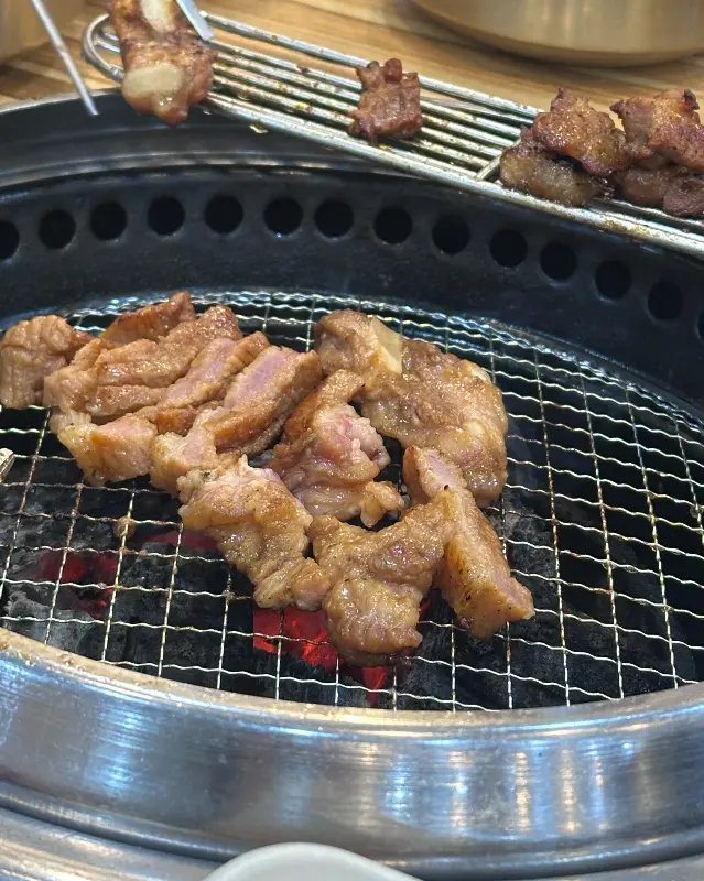 숯불 위에서 익어가는 돼지갈비
