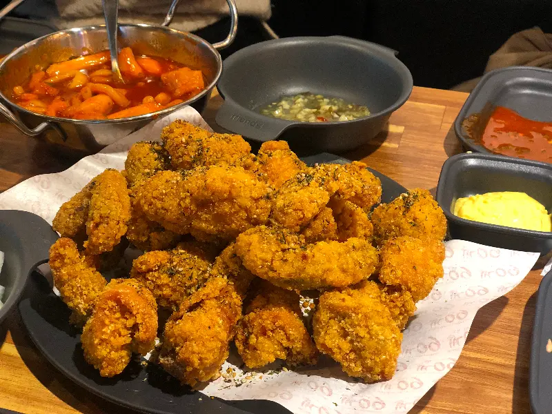 푸짐한 치킨과 떡볶이 한 상